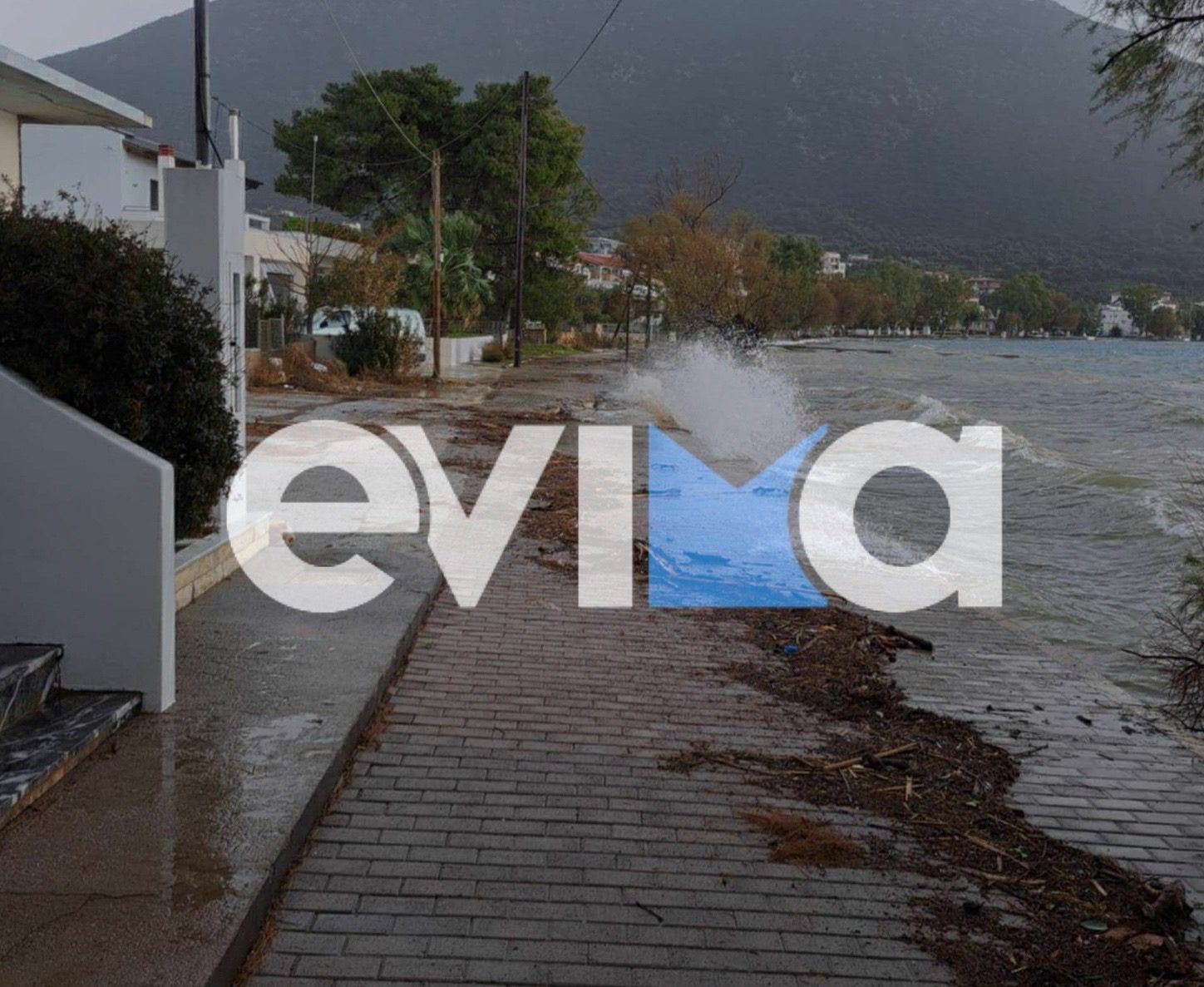 Κακοκαιρία στην Εύβοια: Ισχυρά κύματα σάρωσαν παραλιακό δρόμο (pics&vid)