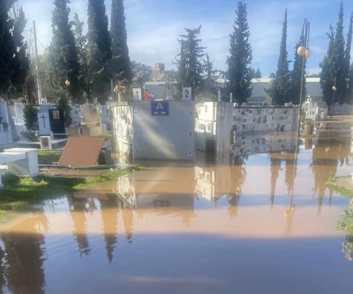 Πλημμύρισε κοιμητήριο στην Εύβοια μετά τη σφοδρή καταιγίδα: Σοβαρές εικόνες καταστροφής