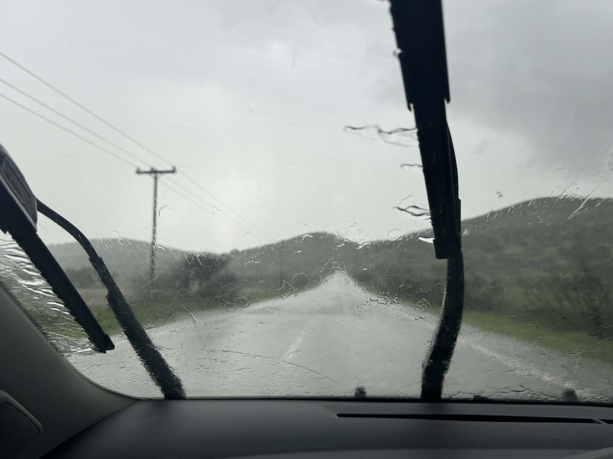 Ισχυρή καταιγίδα «χτυπά» αυτή την ώρα την Εύβοια – Βίντεο