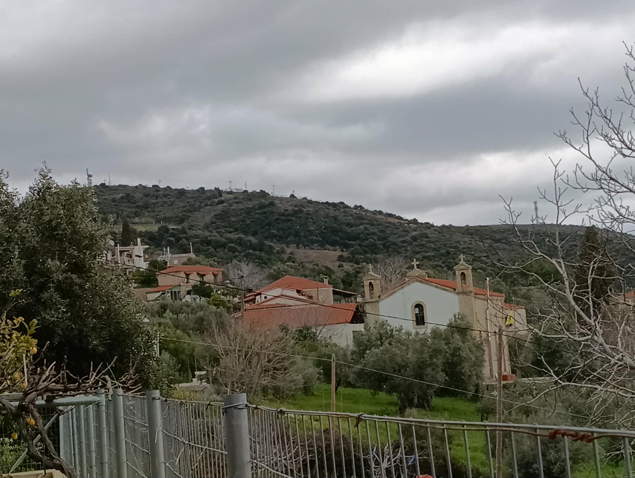 Καιρός: Λίγες νεφώσεις και τοπικές βροχές σήμερα στην Εύβοια