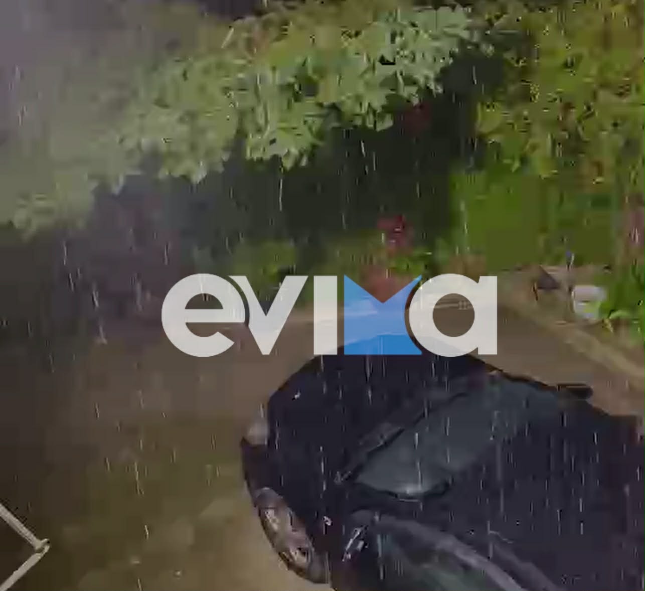 Άνοιξαν οι ουρανοί στην Εύβοια: Σφοδρή καταιγίδα στην περιοχή της Κύμης (vid)