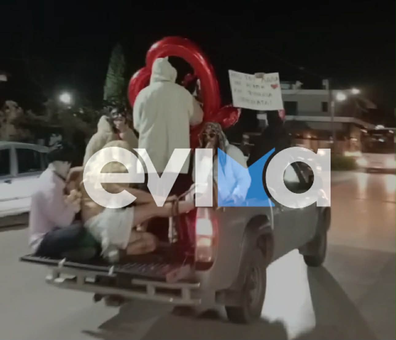 Γιόρτασαν αποκριάτικα τον Άγιο Βαλεντίνο πάνω σε αγροτικό στην Εύβοια και…. ξεσήκωσαν όλο το χωριό! (pics&vid)