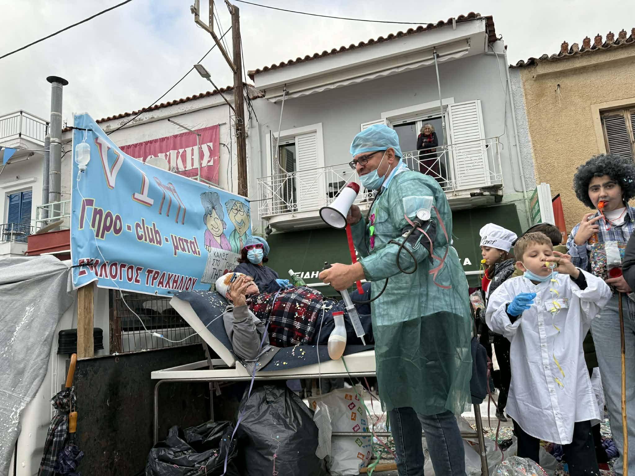 Βούλιαξε η Αμάρυνθος: Χαμός στο 38ο Καρναβάλι παρά το κρύο