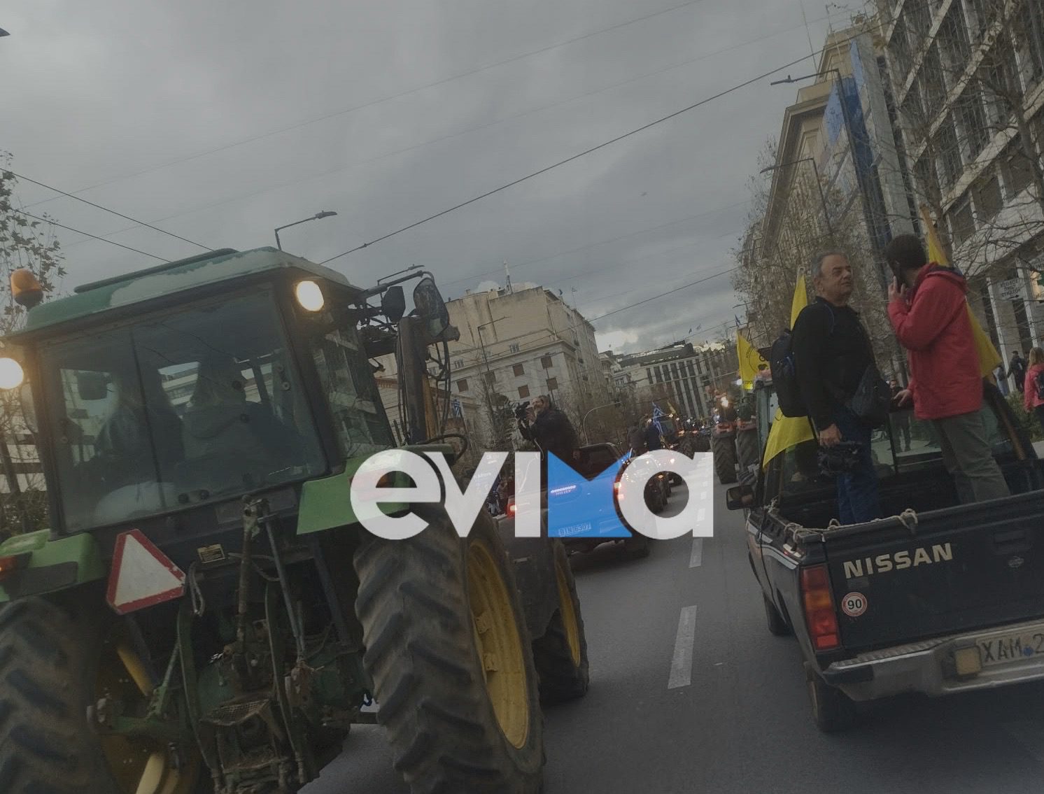 Στο κέντρο της Αθήνας τρακτέρ με τους αγρότες της Εύβοιας – Θα διανυκτερεύσουν στο Σύνταγμα αποψε