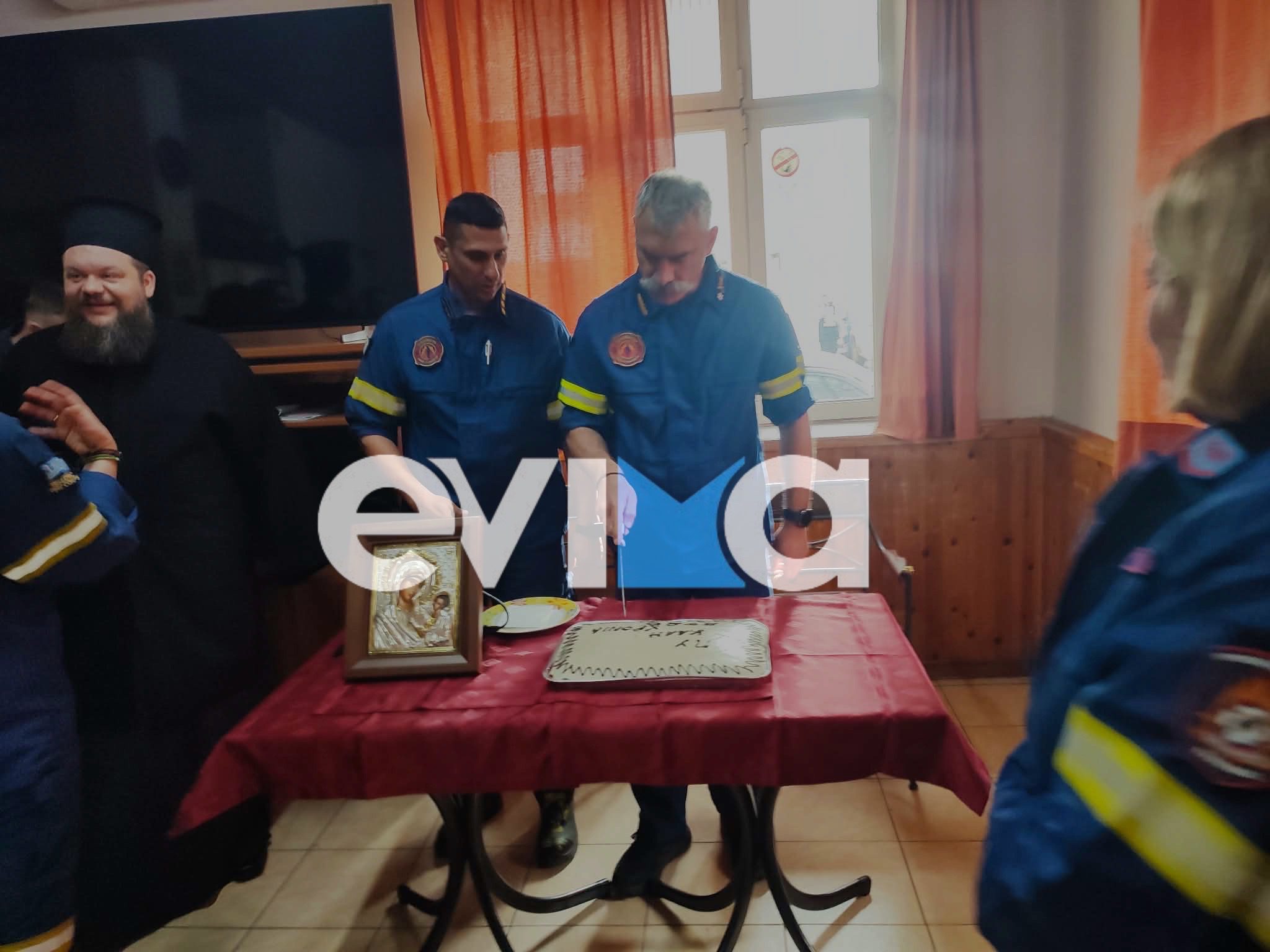 Χαλκίδα: Έκοψαν την πίτα οι πυροσβέστες παρουσία του διοικητή του Νομού, Αντώνη Μαυρίδη – Εικόνες