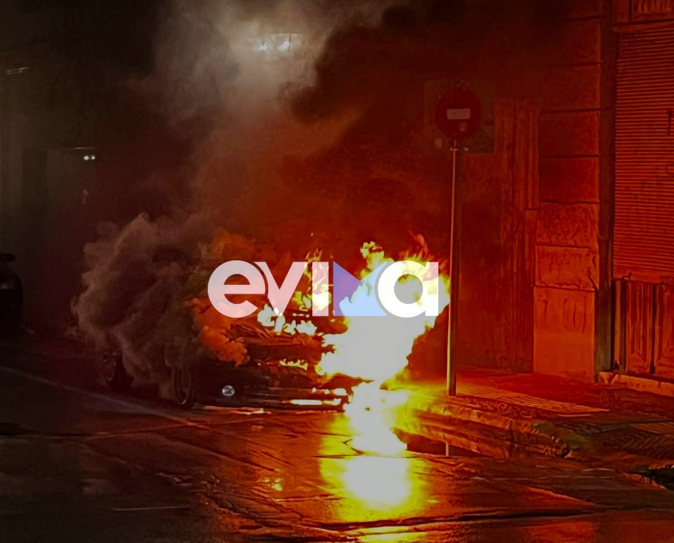 Αναστάτωση τη νύχτα στην Εύβοια: ΙΧ τυλίχθηκε στις φλόγες σε κεντρική πλατεία (pics&vid)