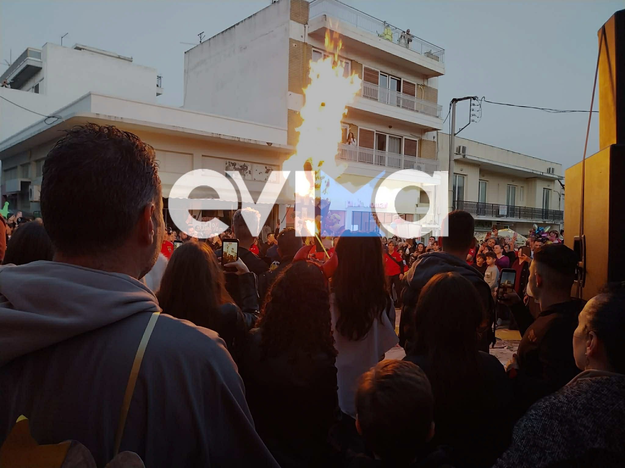 Στιγμές συγκίνησης στο 7ο Καρναβάλι του Αλιβερίου! Έκαψαν τον Καρνάβαλο (pics&vid)