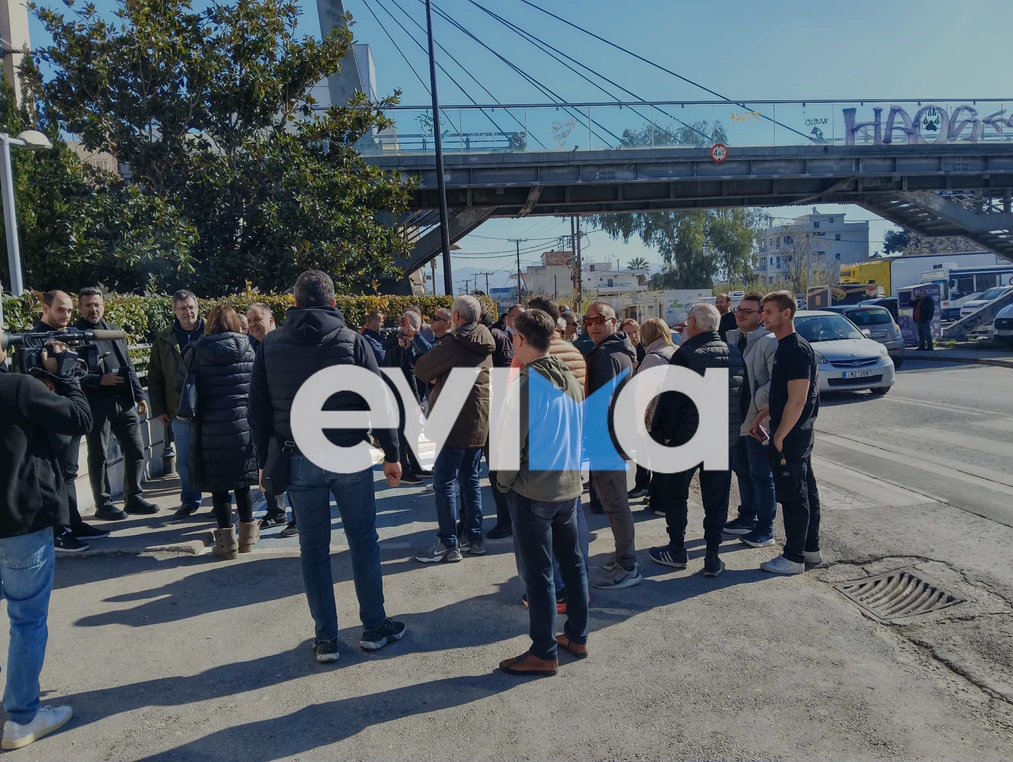 Χαλκίδα: Στους δρόμους οι οδηγοί ταξί- Πορεία στην Περιφέρεια (pics&vid)