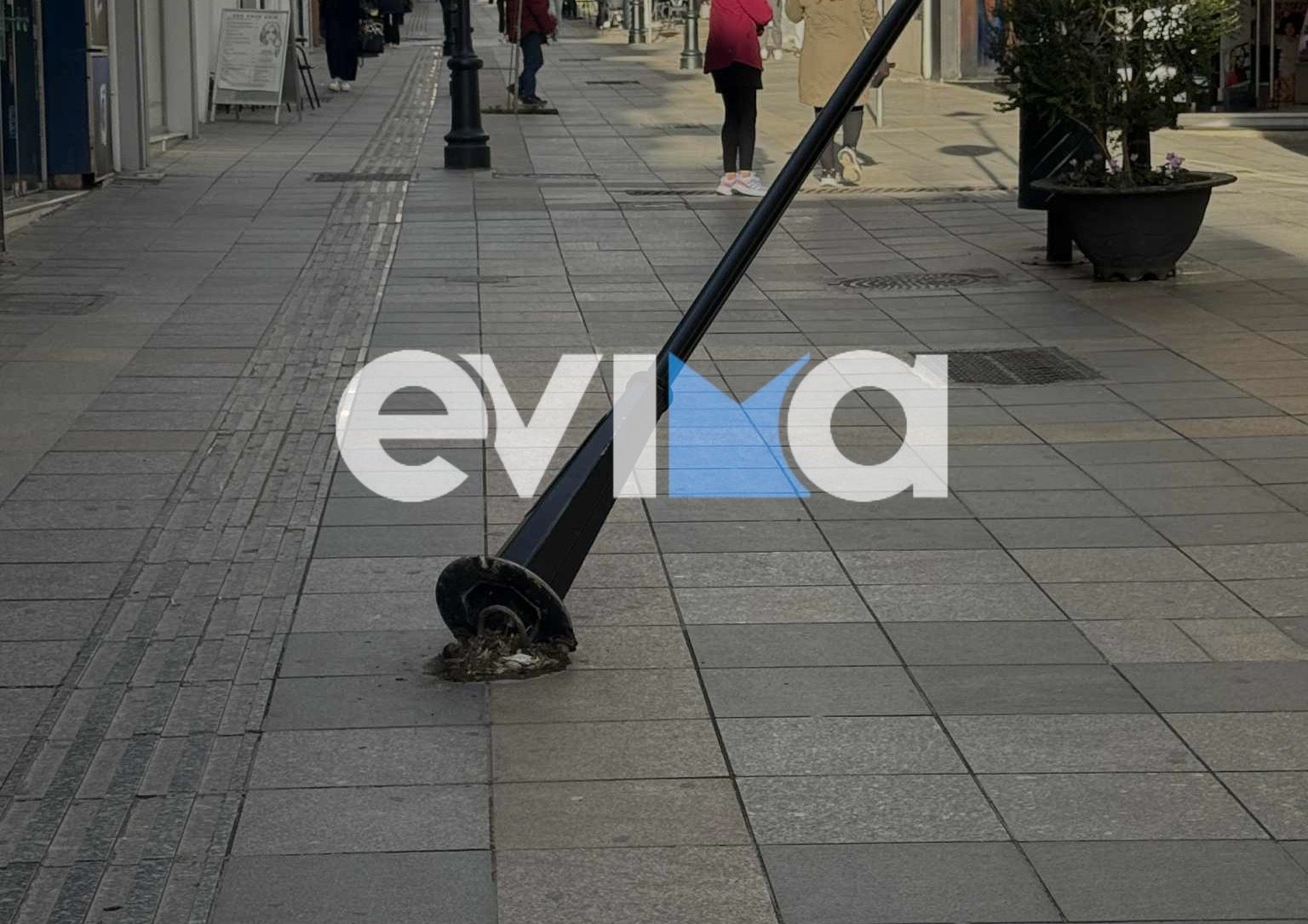 Χαλκίδα: Ξεκόλλησε κολώνα φωτισμού στην Αβάντων – Κίνδυνος ατυχήματος