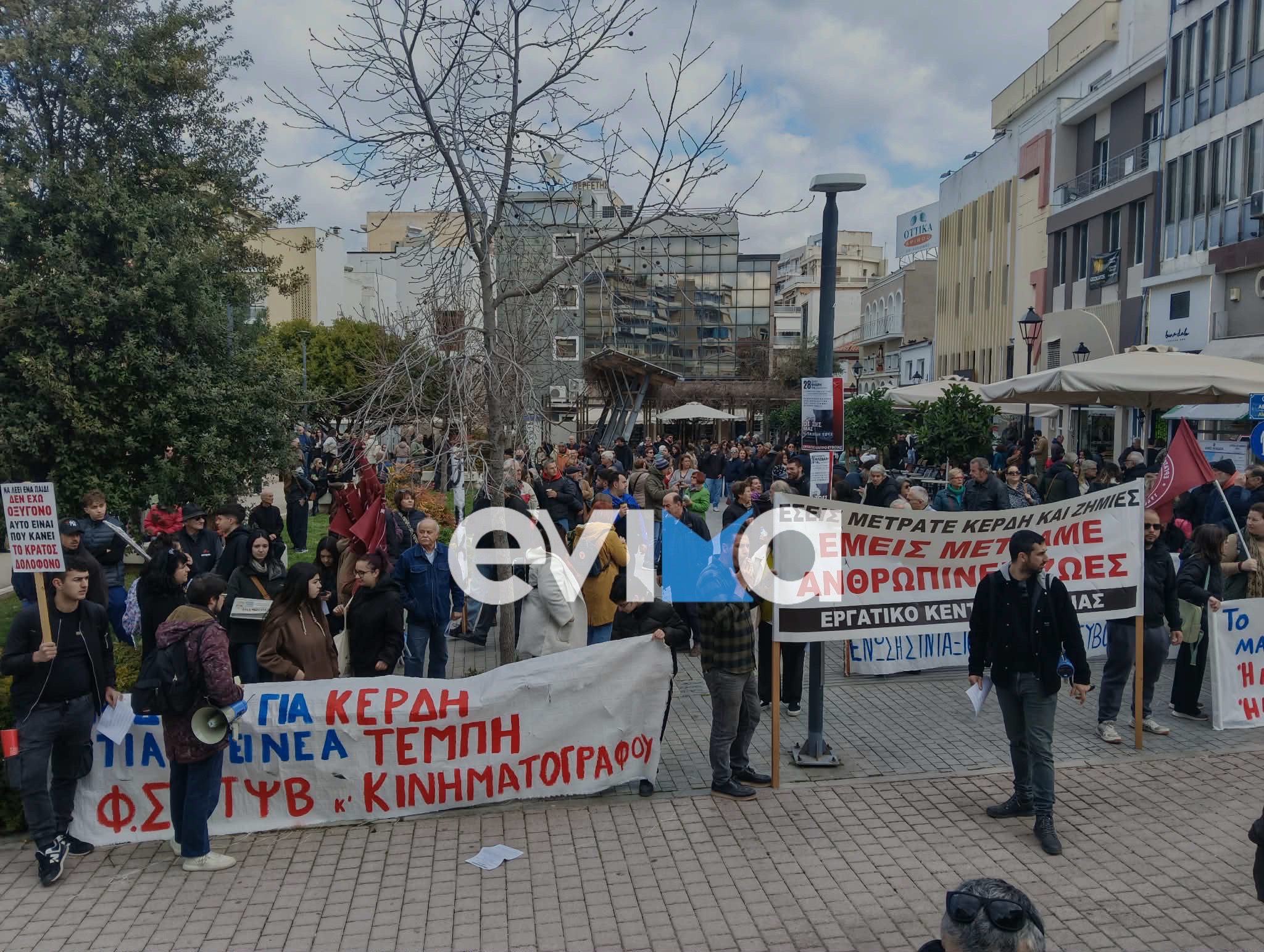 Χαλκίδα: Στις πλατείες ο κόσμος για τα Τέμπη (pics)