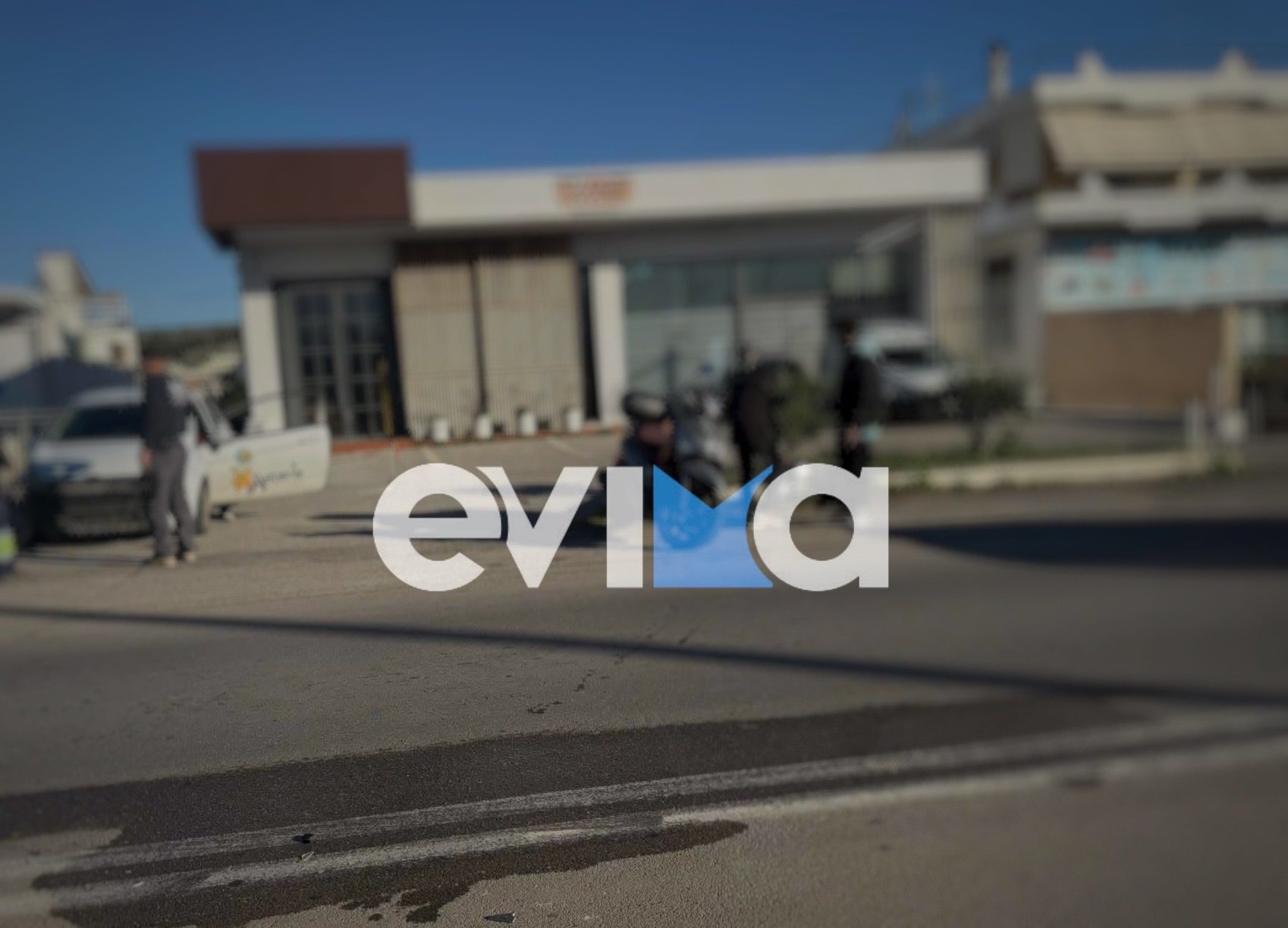 Τροχαίο ατύχημα στην Εύβοια: ΙΧ συγκρούστηκε με μηχανή (pics)