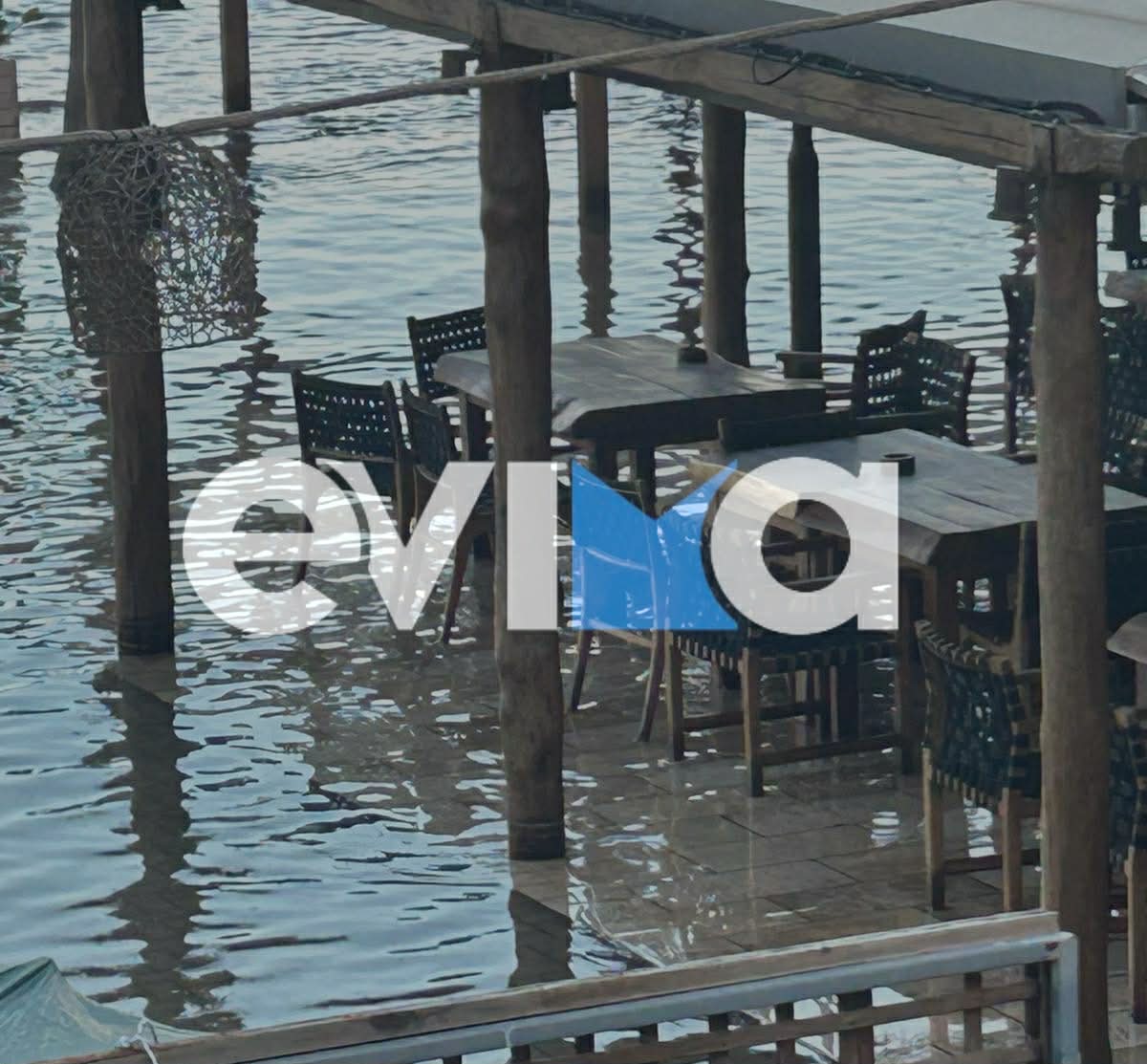 Η κακοκαιρία χτυπάει την Εύβοια: Η θάλασσα «μπήκε» σε πασίγνωστο μαγαζί