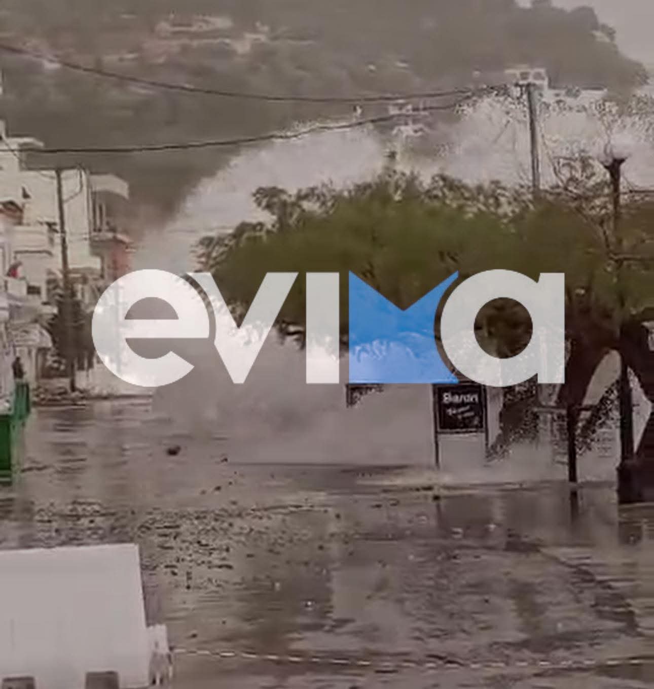 Κύμη: Γιγαντιαία κύματα διέλυσαν καταστήματα εστίασης – Τρομακτικό βίντεο