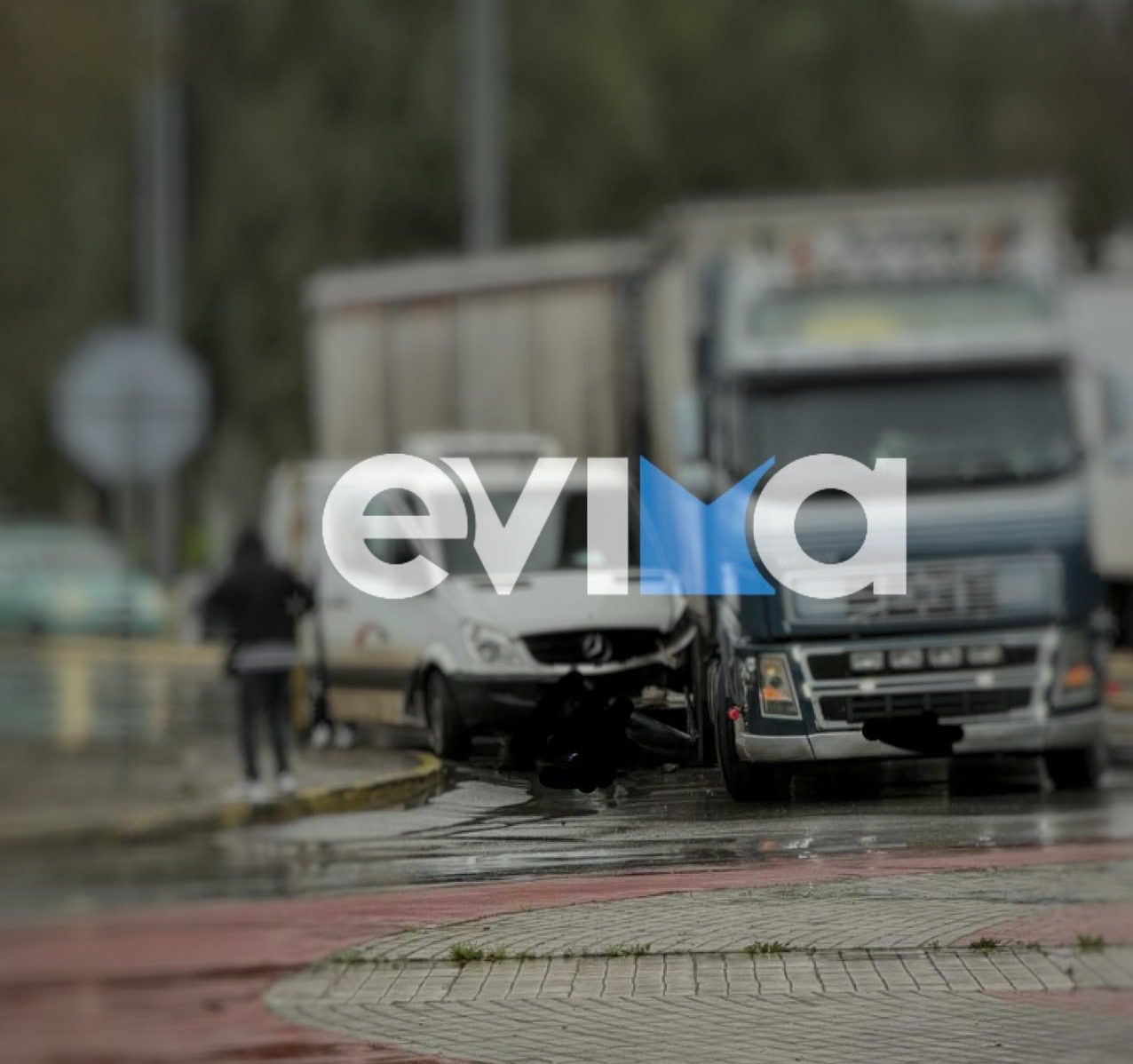 Σοβαρό τροχαίο στη Χαλκίδα: Σύγκρουση φορτηγού με κλούβα (εικόνες)