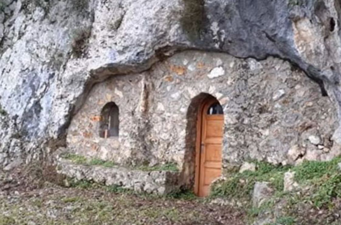 Εύβοια: Η άγνωστη εκκλησία που κρύβεται σε μοναδικό τοπίο