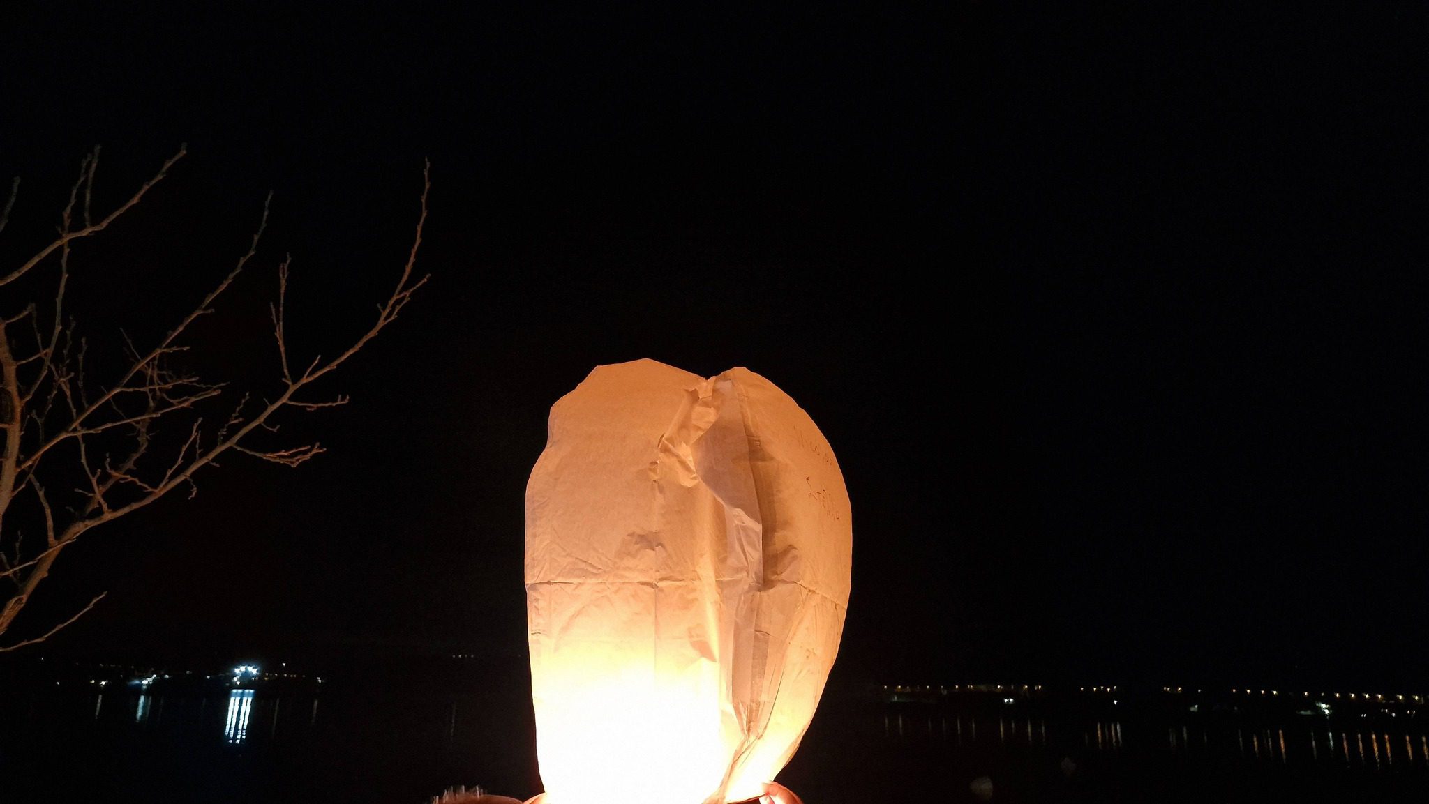 Ρίγη συγκίνησης στην Εύβοια: Πέταξαν φανάρια για τις ψυχές