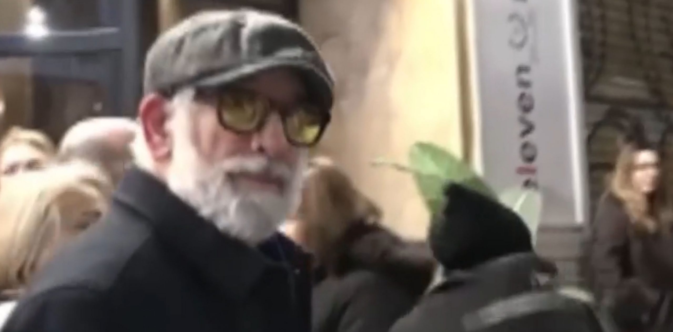 «Είσαι καλά παιδί μου;»: Ενοχλήθηκε ο Πέτρος Φιλιππίδης με ρεπόρτερ σε βραδινή έξοδο (video)