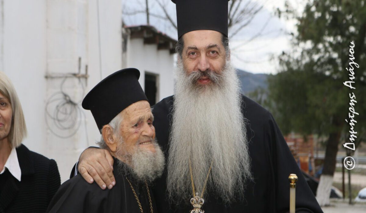 Συγκίνηση και δέος στο Δομοκό: 100χρονος ιερέας λειτουργεί ακόμη