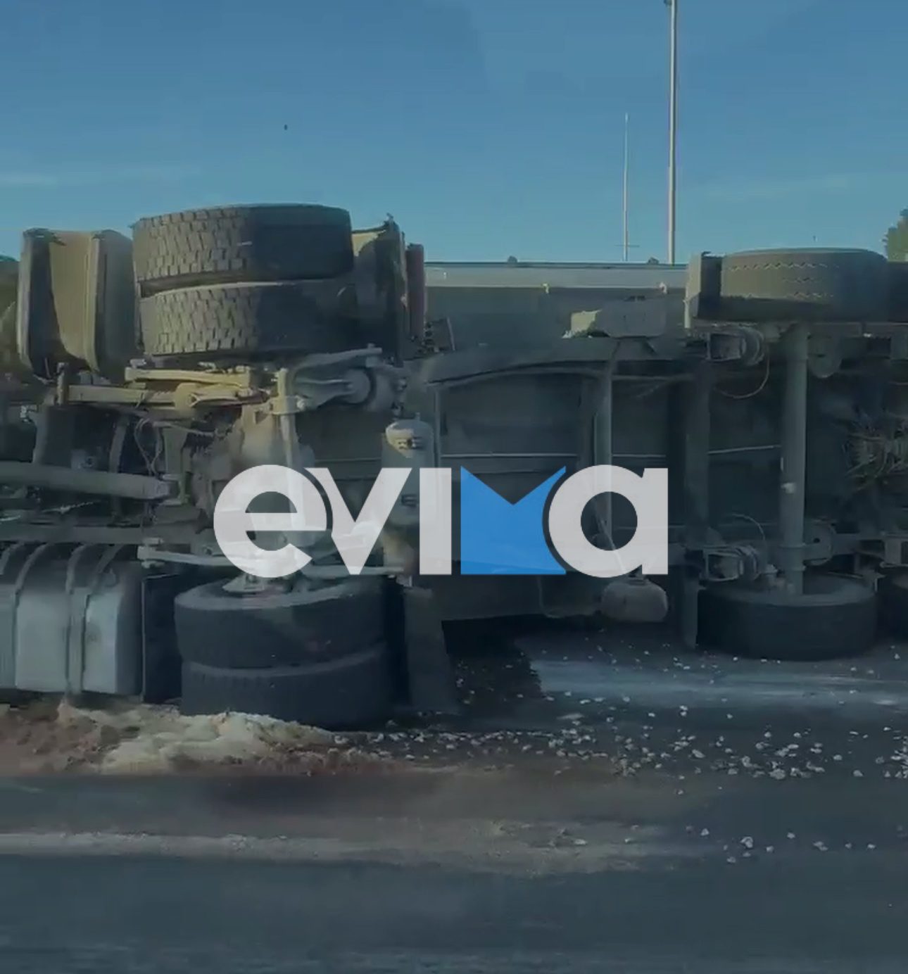 Σοβαρό τροχαίο στην Εθνική Αθηνών–Λαμίας – Νταλίκα τούμπαρε στο οδόστρωμα (pics)