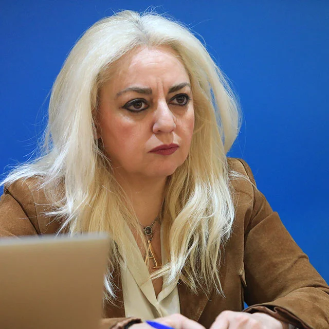 Παραιτήθηκε η Άννα Στρατινάκη από υποδιοικήτρια της Ανεξάρτητης Αρχής για την Αγορά λόγω της εμπλοκής του συζύγου της στην υπόθεση Παναγόπουλου