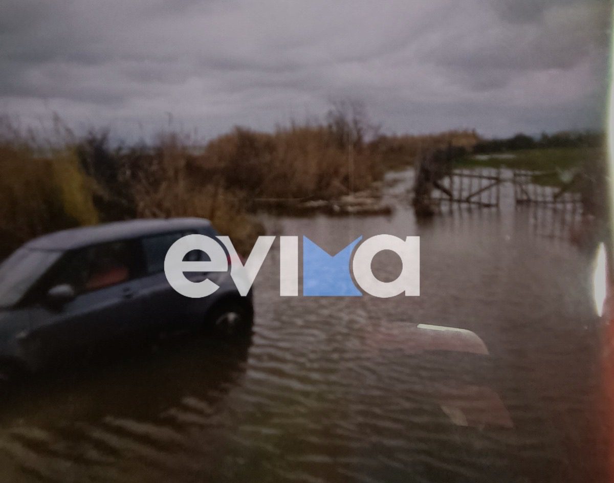 Σοβαρό τροχαίο στην Εύβοια: ΙΧ εγκλωβίστηκε στις εκβολές ποταμού