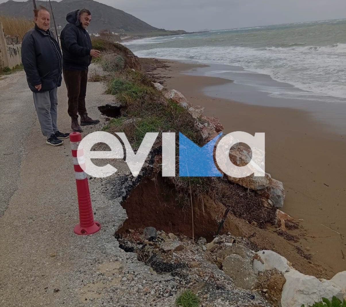 «Έπεσε» παραλιακός δρόμος στη Σκύρο – Τι λέει ο Γιάννης Ευγενικός