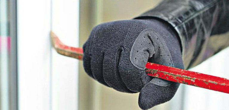 Θρασύτατη κλοπή στην Εύβοια: Μπήκαν σε κρεοπωλείο και πήραν σουβλάκια, τυριά και χρήματα