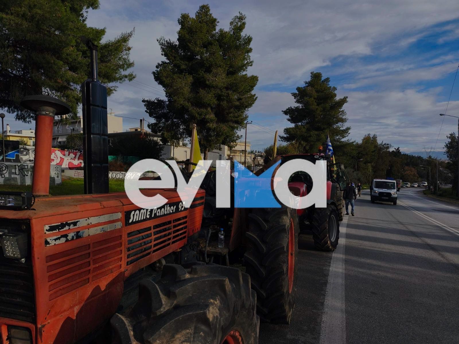 Ξανά τρακτέρ στην υψηλή γέφυρα της Χαλκίδας – Εικόνα τώρα