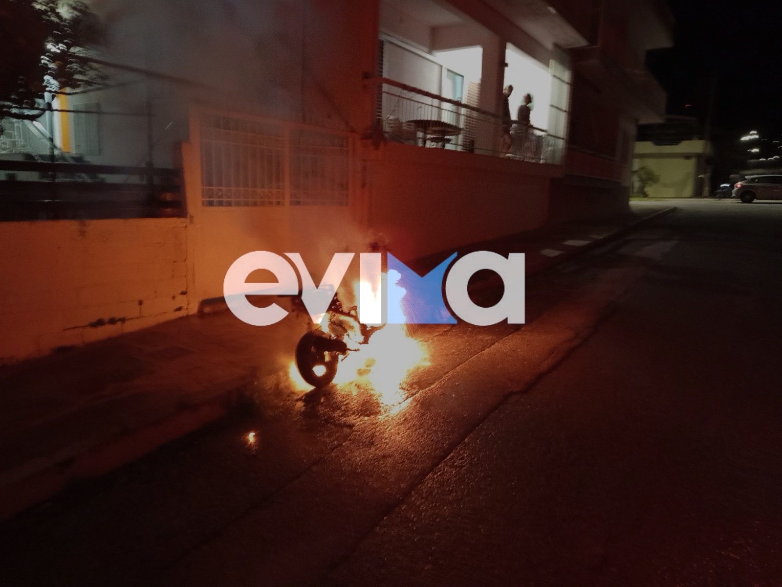 Φωτιά σε μηχανή στην Κάρυστο δίπλα σε σπίτια