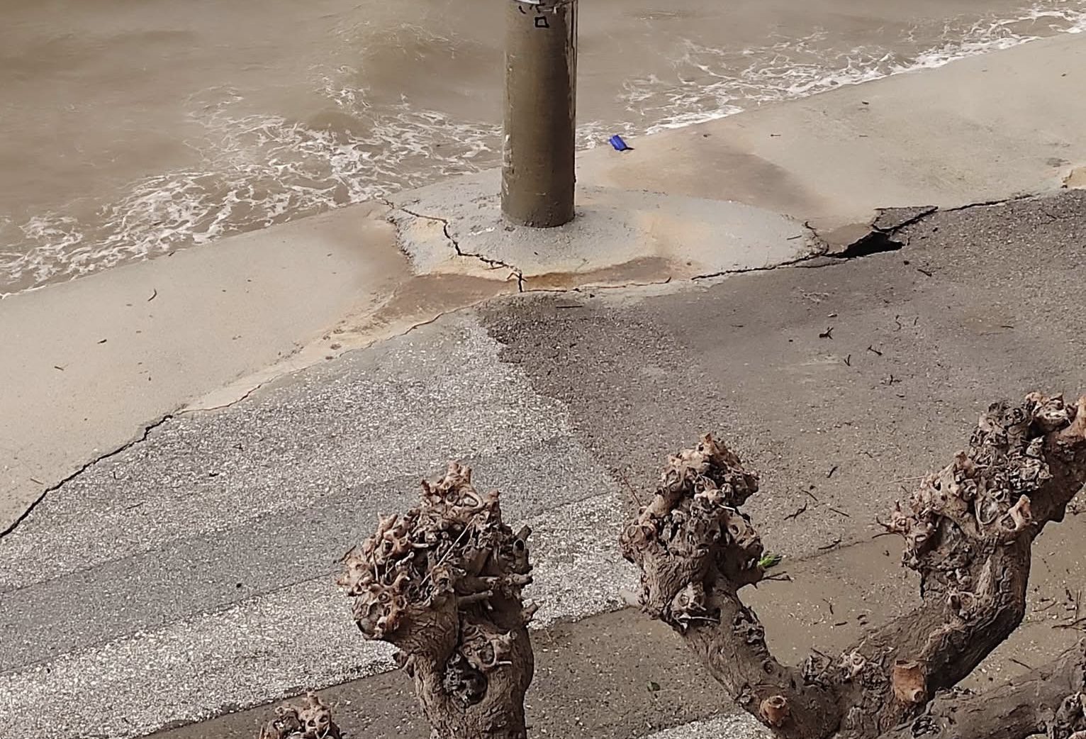 Σοβαρά πρόβλημα σε ακόμα μια περιοχή της Εύβοιας από την κακοκαιρία: Δείτε πού έφτασε η θάλασσα