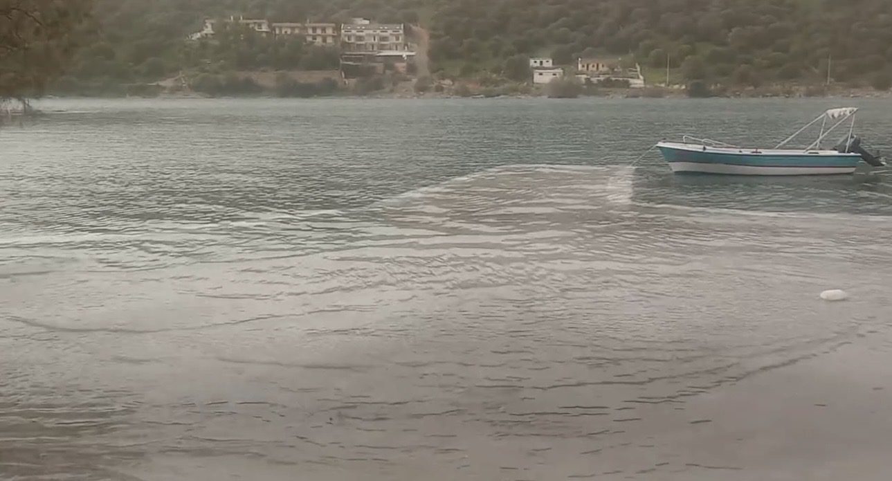 Η θάλασσα «κατάπιε» γραφικό λιμανάκι στην Εύβοια – Δείτε βίντεο