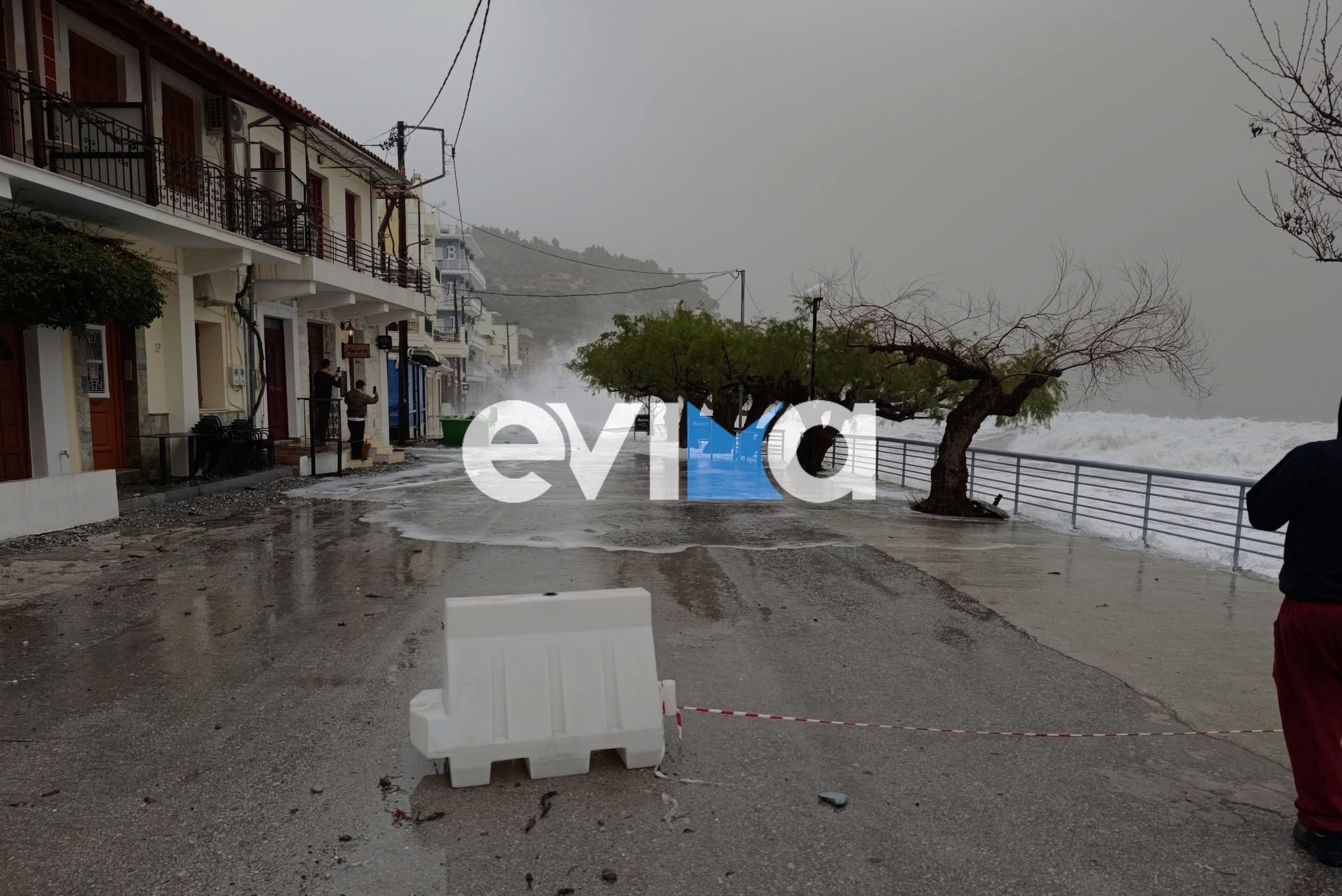 Σοβαρά προβλήματα από την κακοκαιρία στην Εύβοια: Έκλεισε παραλιακός δρόμος