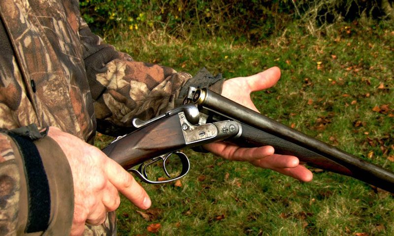 «Πέταξαν» τα όπλα οι κυνηγοί στην Εύβοια και έπιασαν τους χορούς