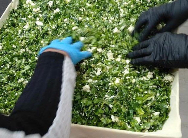 Εύβοια: Γυναίκες σε αυτό χωριό φτιάχνουν πίτες για τη γιορτή της Σπανακόπιτας