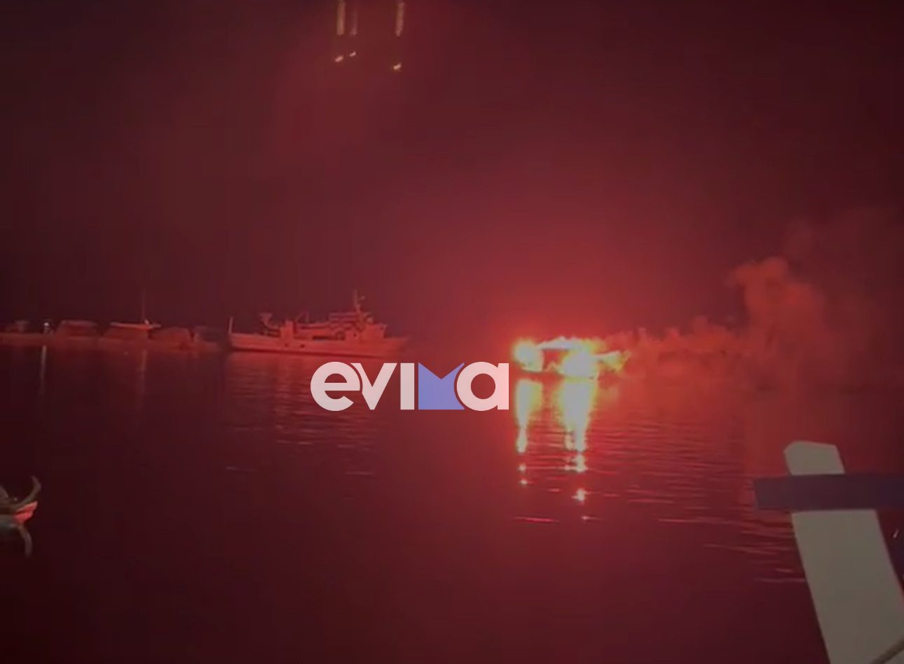 Απόκριες στην Εύβοια: Πειρατές έφτασαν με βάρκα σε γραφικό λιμάνι (vid)