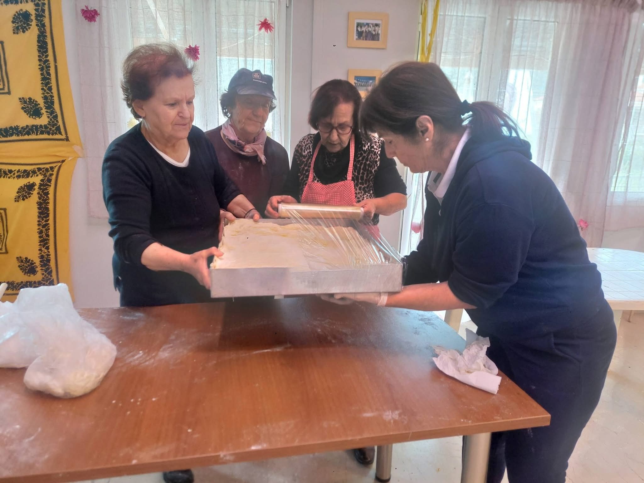 Απόκριες στην Εύβοια: Οι Χρυσοχέρες των Κριεζών έφτιαξαν σπανακόπιτες για τον κόσμο!