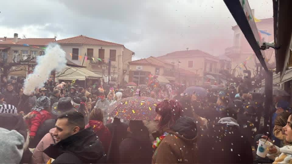 Φράκαρε από κόσμο η Κύμη στο 20 Καρναβάλι παρά τη βροχή
