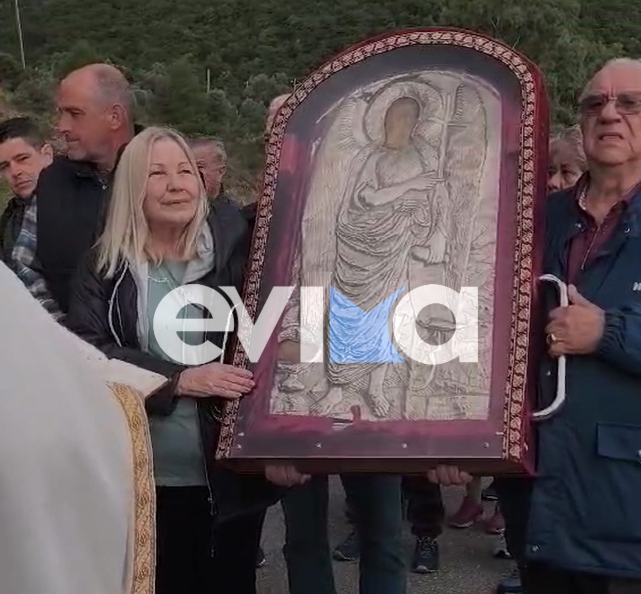 Ρίγη συγκίνησης στην Εύβοια: Πιστοί μεταφέρουν θαυματουργή εικόνα στα χέρια (vid)