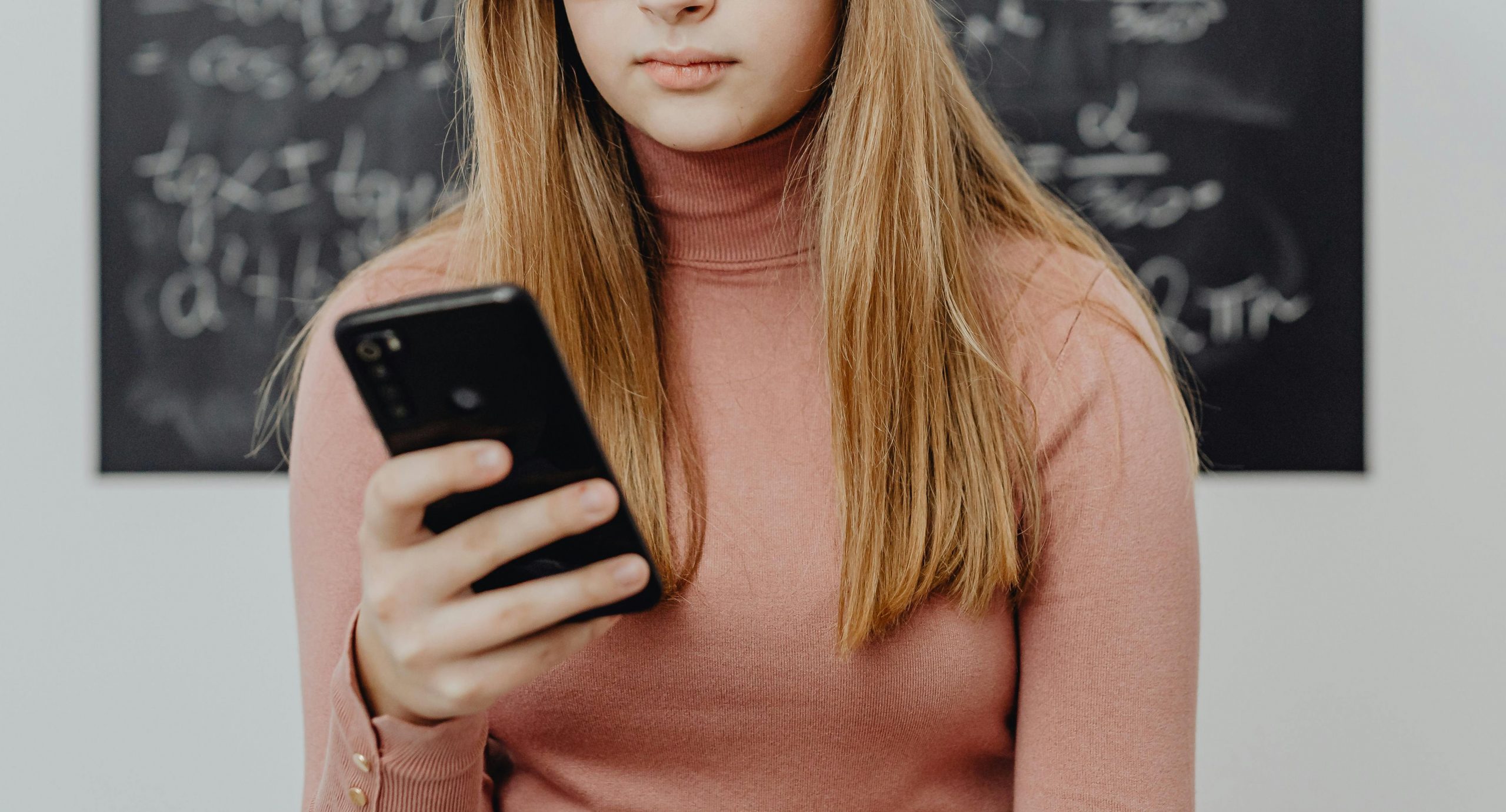 Τρόμος για ανήλικο κορίτσι στην Εύβοια: Την απειλούσαν με προσωπικά στοιχεία