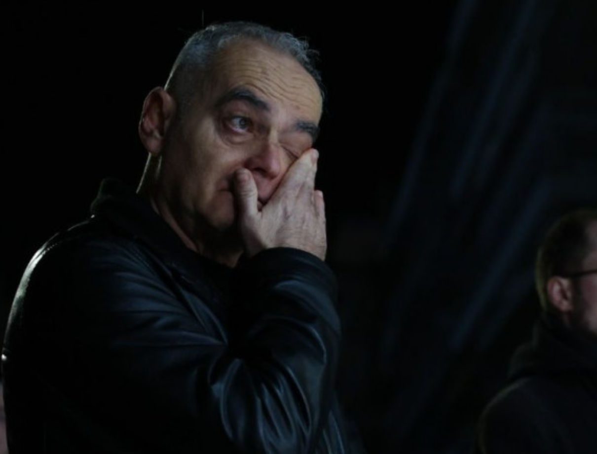 Συγκίνηση: Οι γονείς του Άλκη άναψαν κεράκι στη Τούμπα για τους 7 νεκρούς οπαδούς του ΠΑΟΚ