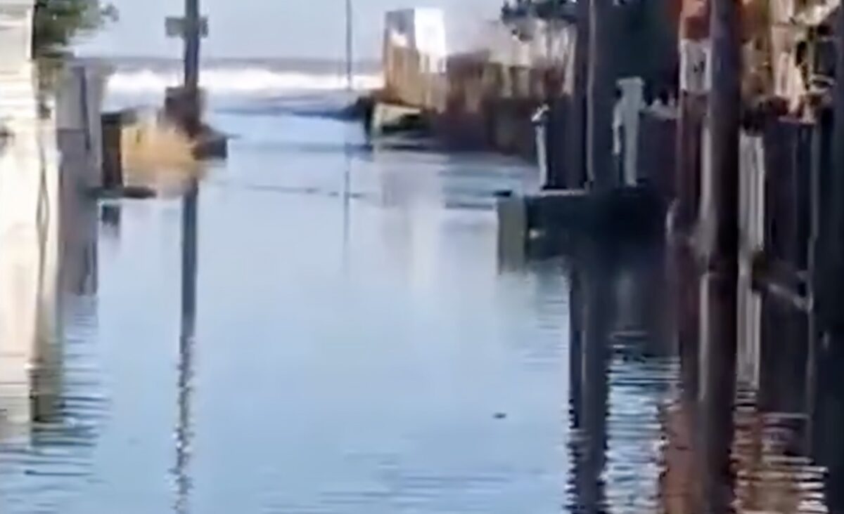 Λάρισα: Η θάλασσα βγήκε στη στεριά και …κατάπιε αυλές και σπίτια (pics&vid)