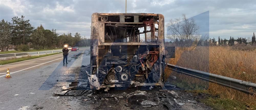 Θεσσαλονίκη: Λεωφορείο με επιβάτες έπιασε φωτιά εν κινήσει – Εικόνες