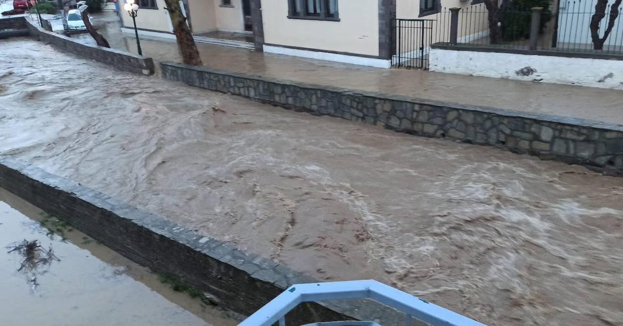 Η κακοκαιρία σάρωσε τη Λήμνο – Δρόμοι «ποτάμια», μήνυμα 112 για περιορισμό μετακινήσεων