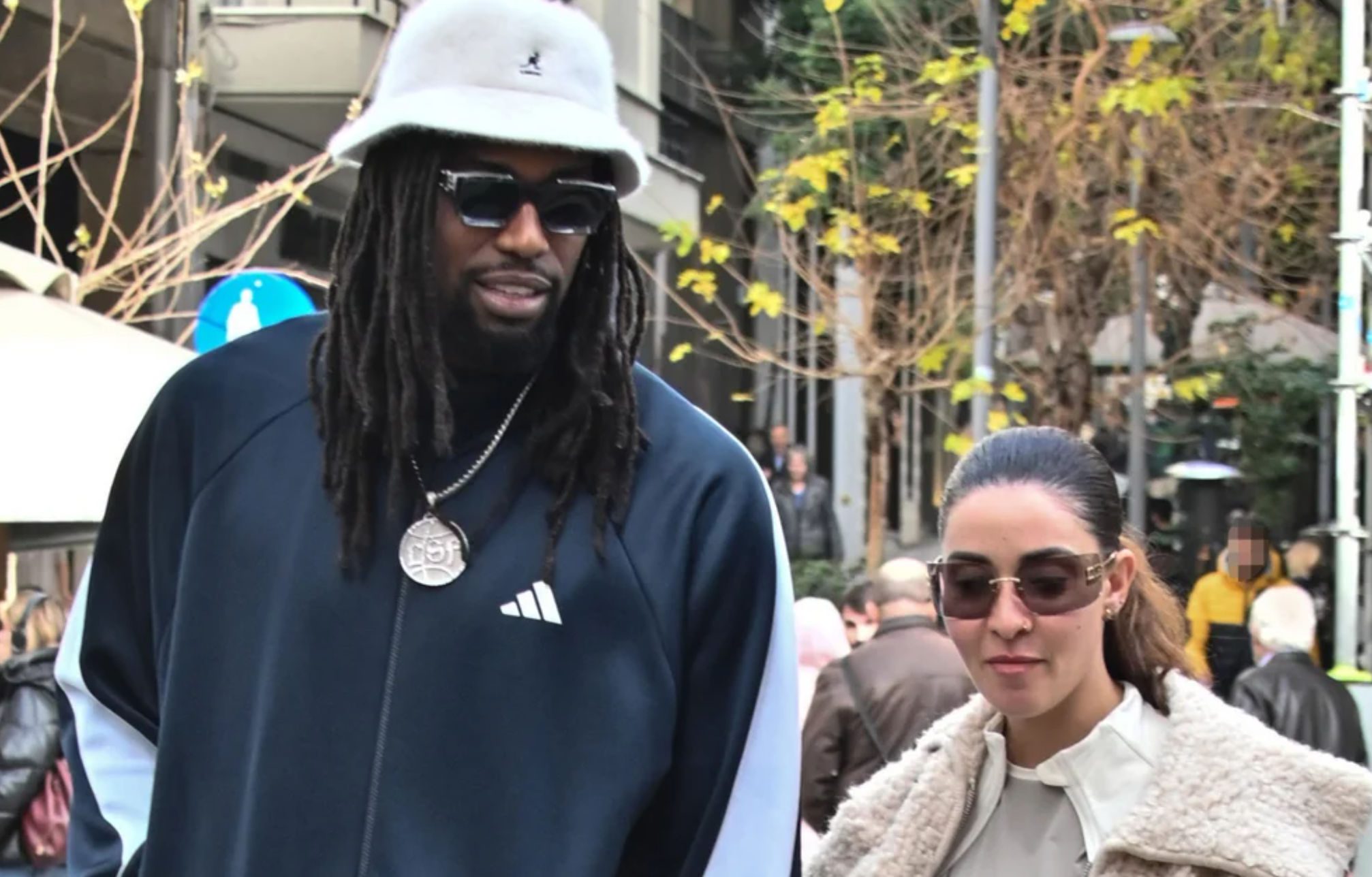 Τσικνοπέμπτη με βόλτα στο κέντρο της Αθήνας για τον Λεσόρ, τη γυναίκα του και τον 4χρονος γιο τους