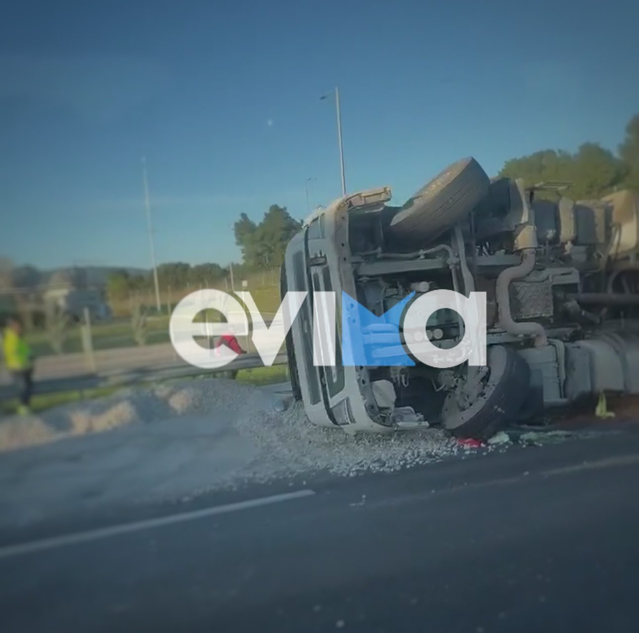 Σοβαρό τροχαίο με ανατροπή νταλίκας στην Αθηνών – Λαμίας – Νέες εικόνες και βίντεο