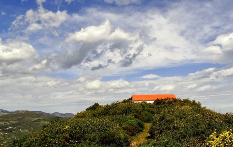 Το θαυματουργό εκκλησάκι της Εύβοιας «κρυμμένο» στη φύση