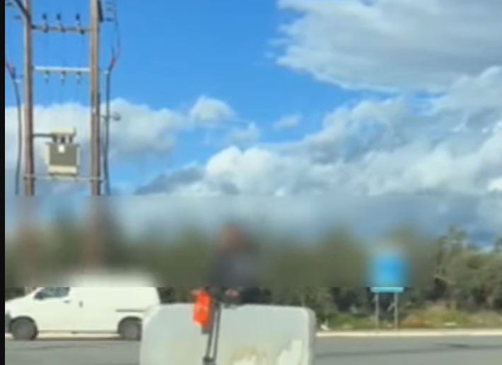 Απίστευτο: Μετέφερε στρώμα με πατίνι κινούμενος σε κεντρικό δρόμο με φανάρια (vid)