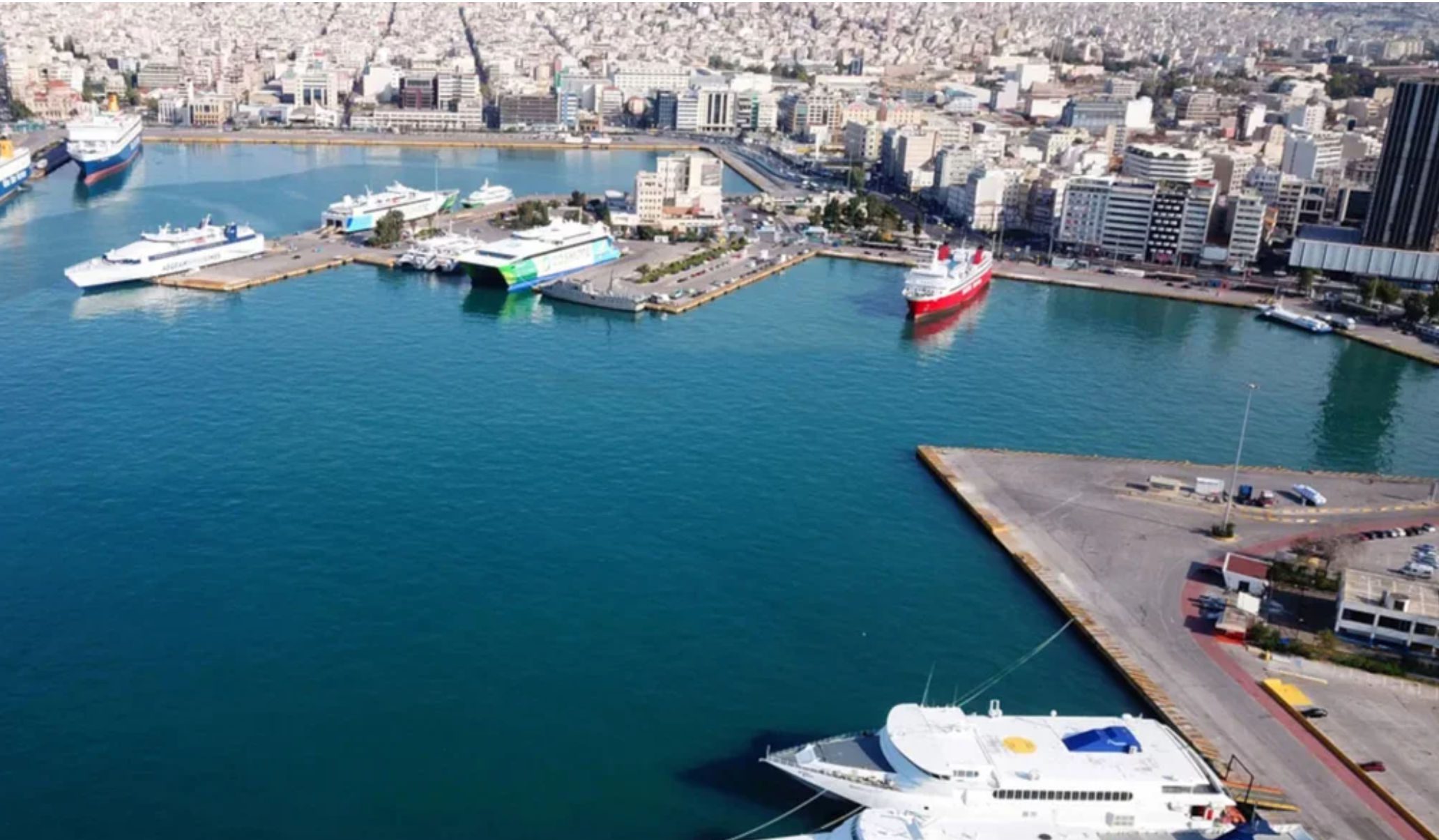 Ακυβέρνητο κρουαζιερόπλοιο μπήκε στο λιμάνι του Πειραιά