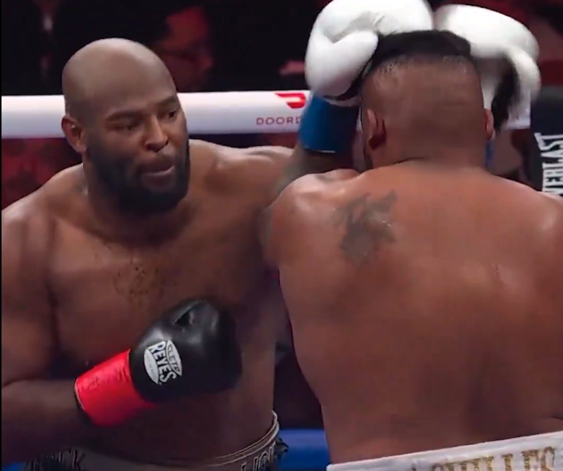 Πυγμάχος κέρδισε τον αγώνα αλλά… έχασε την περούκα του στο ρινγκ (vid)