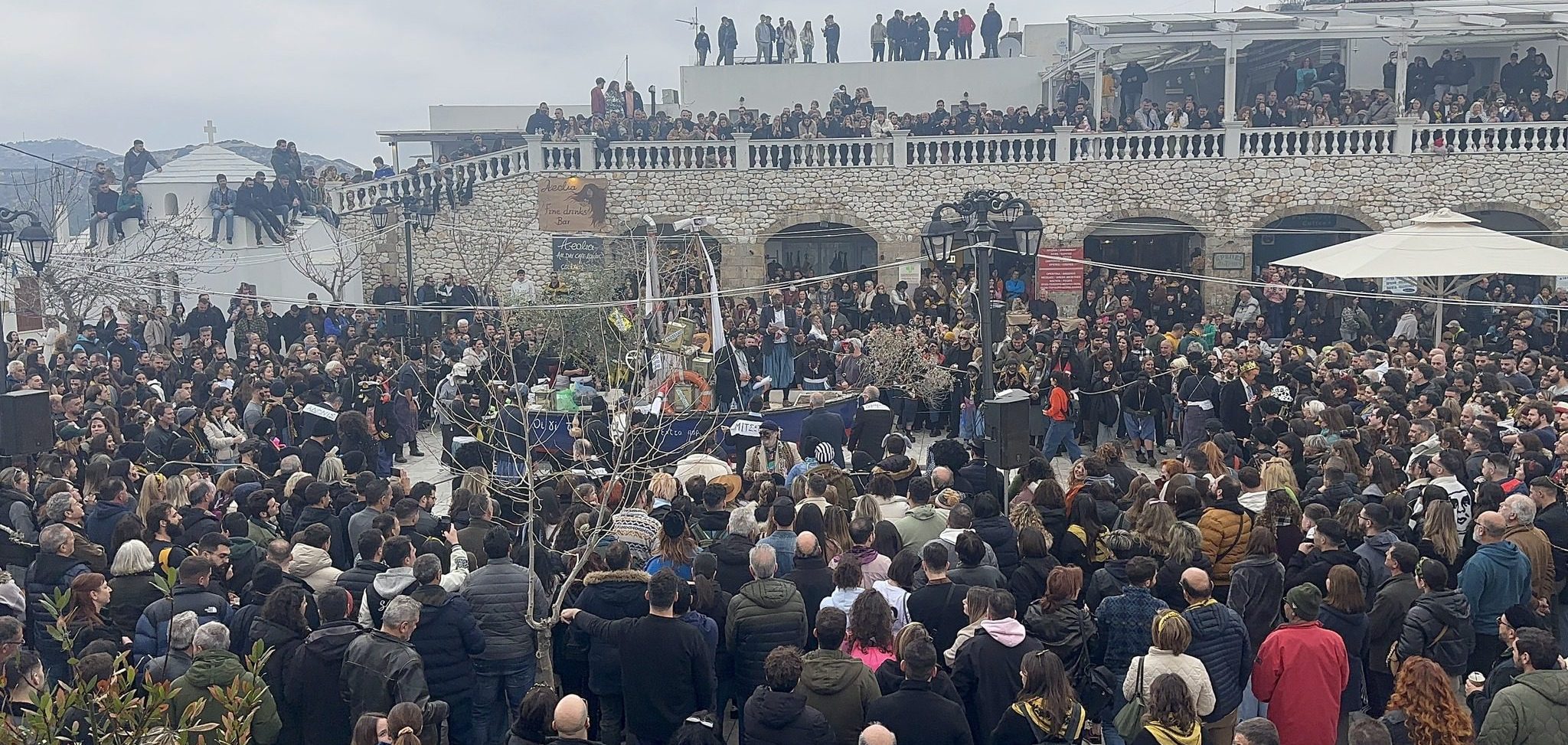 Η Σκυριανή Αποκριά βουλιάζει το Νησί! Πάνω από 3.600 επισκέπτες